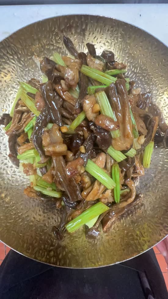 干锅鹿茸菇 (Dry Pot Velvet Mushroom (Maitake Mushroom))